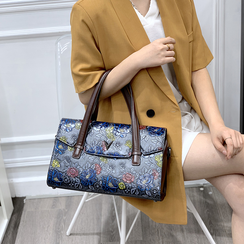 Luxury Bags That Are Vegan - Sacs à main floraux 3D embossés