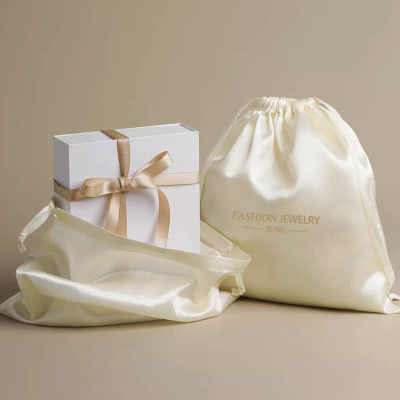 Sac à cordon en satin léger de - Luxury Bags Logo avis et prix
