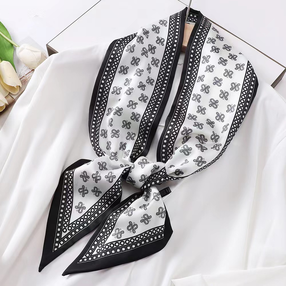 Foulard carré de luxe en soie  - Luxury Bags Online avis et prix