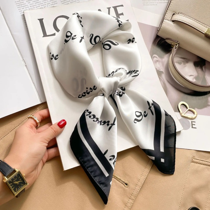 Foulard carré de luxe en soie  - Luxury Bags Online avis et prix